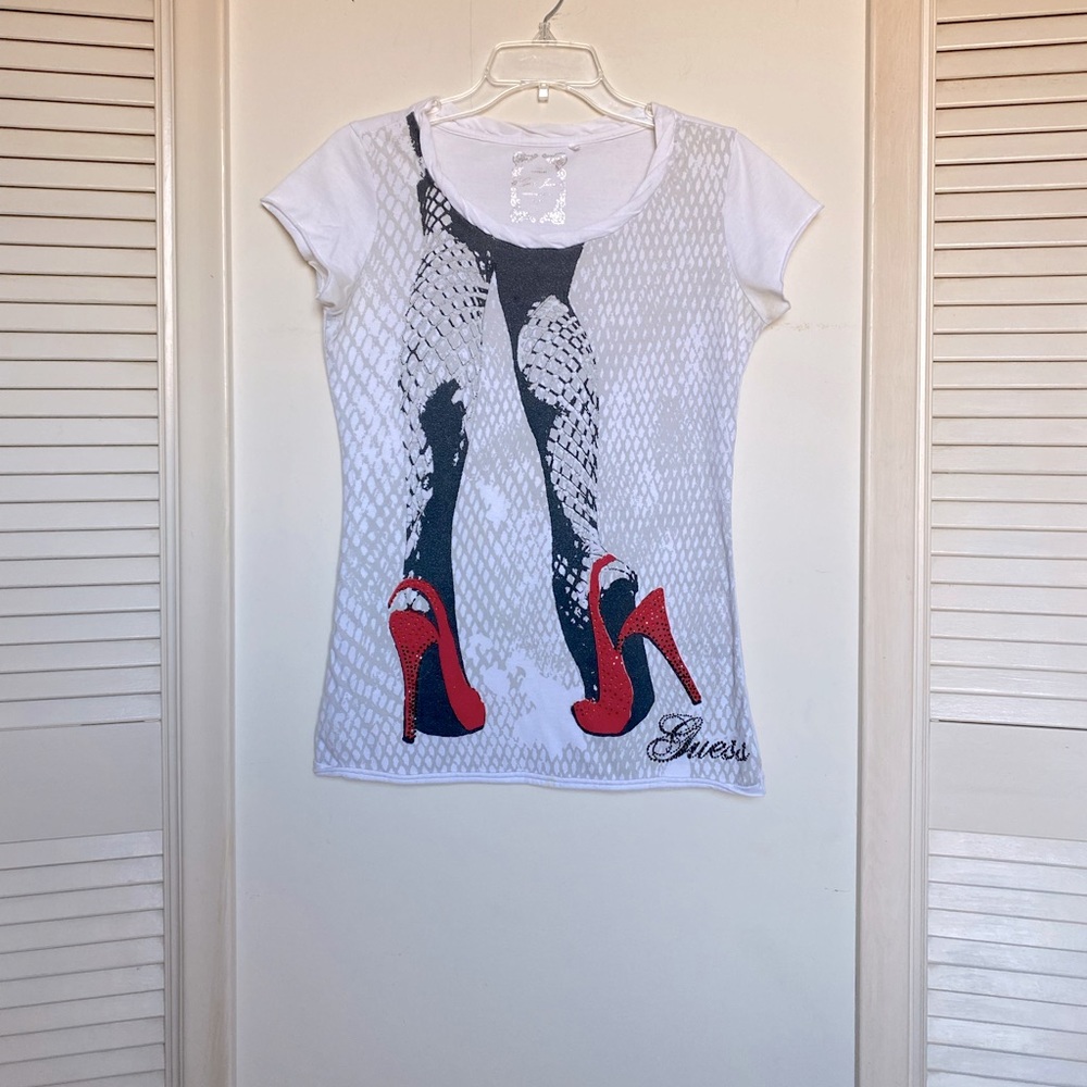 Guess high heel graphic T shirt (Shoulder 16’ bust 34’ length 25’)